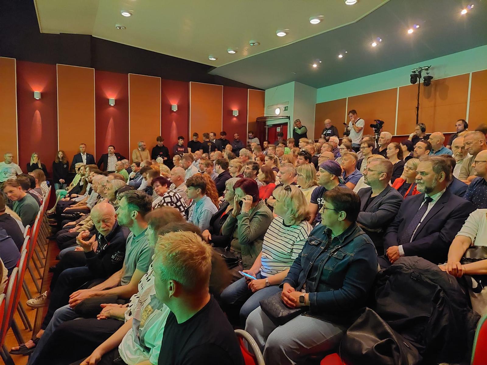 premiér Fiala na debatě s voliči